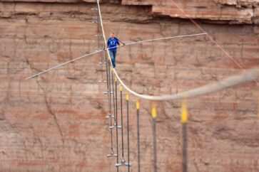 Nik Wallenda attraversa il Grand Canyon
