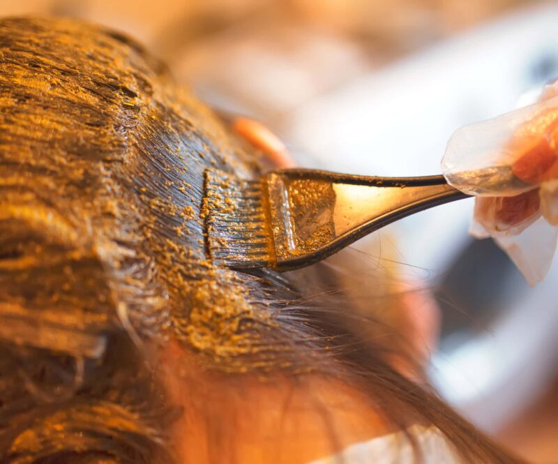 scurire i capelli in modo naturale con l'indigo hennè