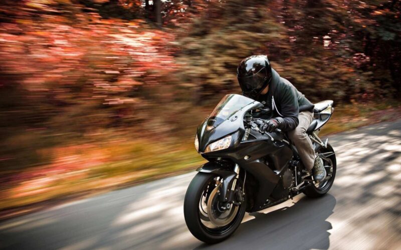 La motocicletta si evolve, dall'abbigliamento hi-tech alle moto elettriche