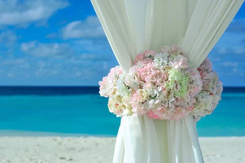addobbi floreali per matrimonio sulla spiaggia 800x533 - Come scegliere gli addobbi floreali per il matrimonio