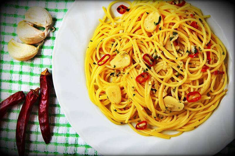 spaghetti con aglio, olio e peperoni secchi