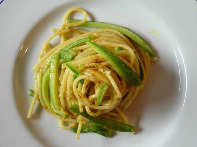 carbonara con zucchine ricetta 1 - Ricette di pasta con zucchine: bucatini alla carbonara vegetariana