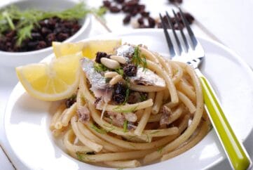 Pasta Pinoli acciughe e olive