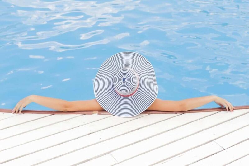 donna in Piscina