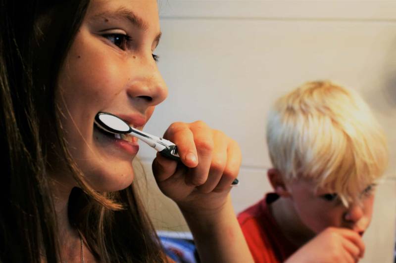 Curare una Carie ai bambini bambina lava i denti