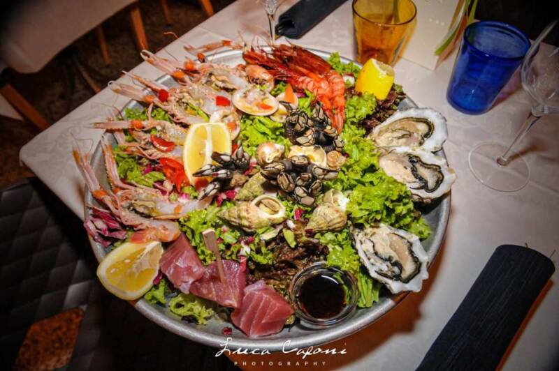 Piatto di cruditè di mare con gamberi percebes ostriche e tonno