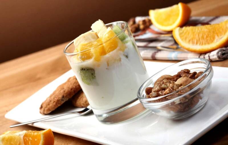 yogurt, latticini, formaggi cioccolato frutta fresca e frutta secca