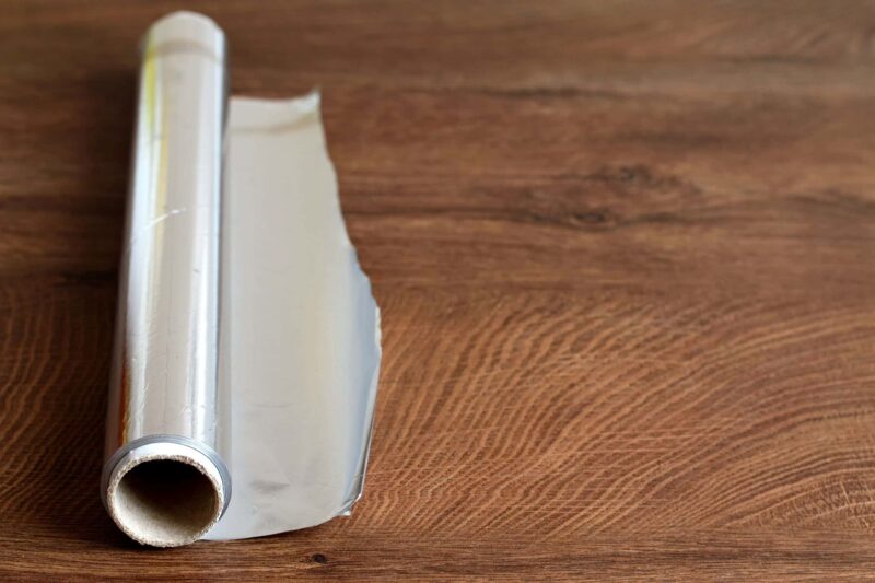 L'alluminio in cucina fa male? Come usarlo senza rischi rotolo di alluminio