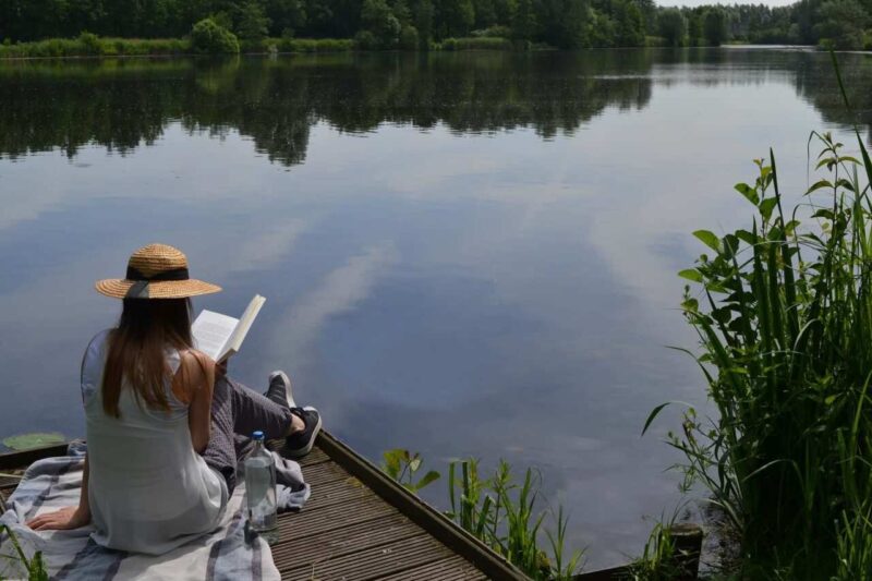 donna legge libro sul lago