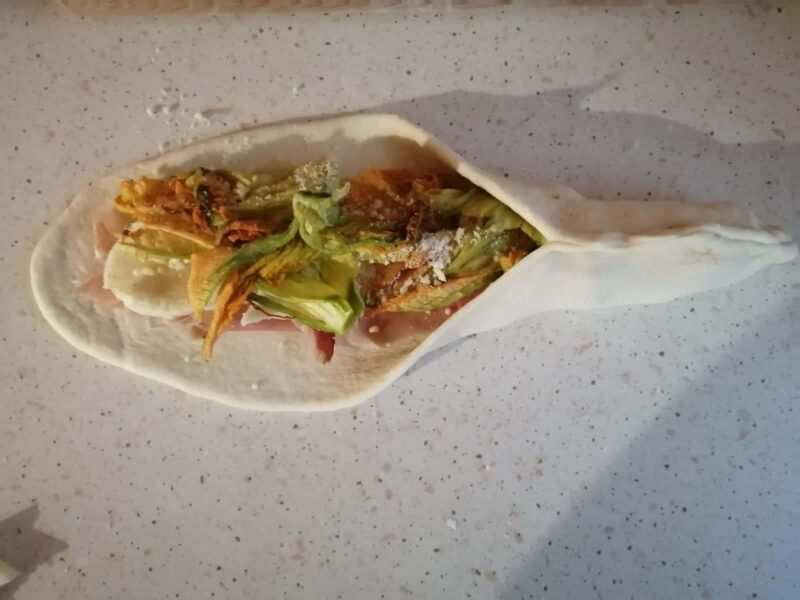 treccia di pane ricetta con fiori di zucca al forno 3 Treccia di pane con fiori di zucca al forno la ricetta