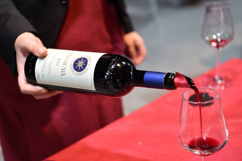 Quali sono i piatti tipici toscani? vino toscano sassicaia
