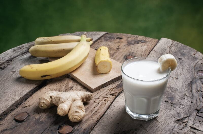 frullato di Zenzero banana e frutti di bosco