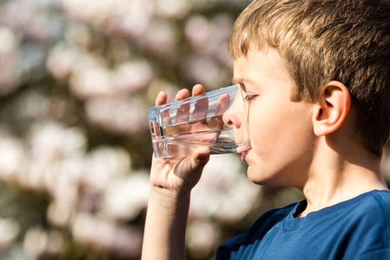 Esplorando il mondo degli ionizzatori d'acqua Alcalina: benessere a portata di rubinetto bambino beve acqua