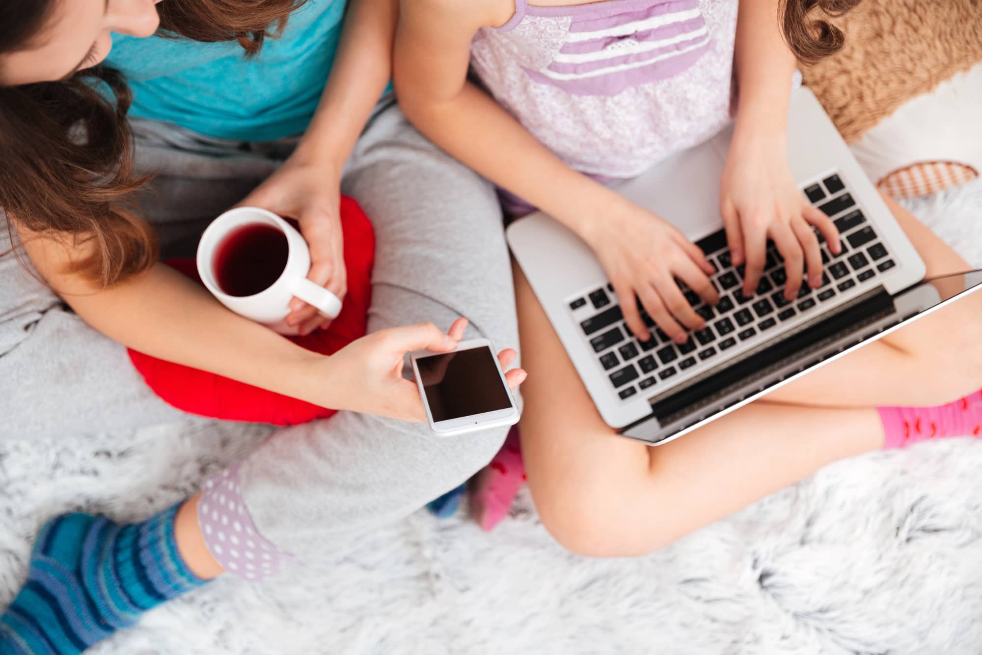 computer portatile sulle gambe calore