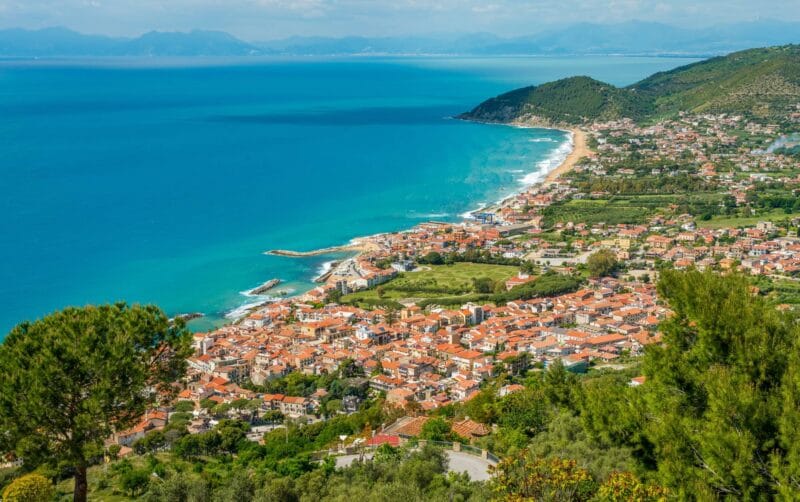 Veduta aerea della costa cilentana con acque cristalline